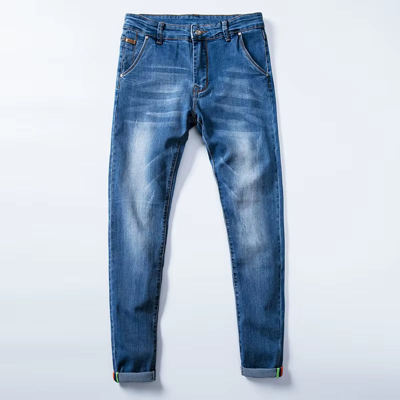 Jeans ajustados elásticos para hombre color azul claro, moda casual.