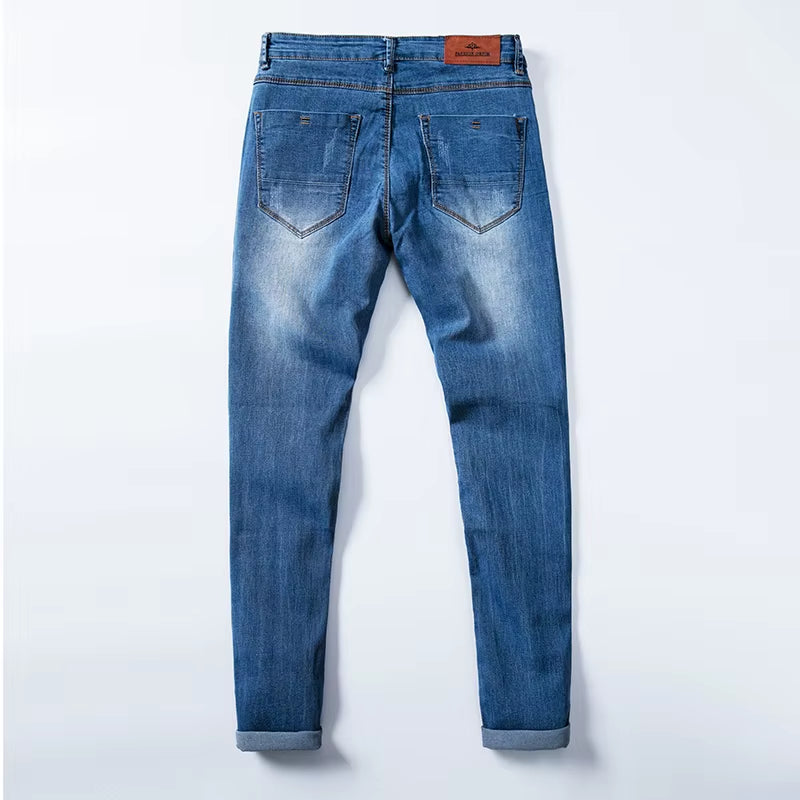 Jeans ajustados elásticos para hombre color azul claro, moda casual.